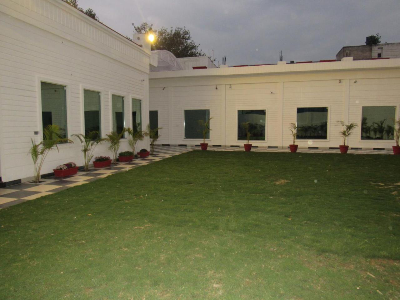 The English Garden Mohali 外观 照片